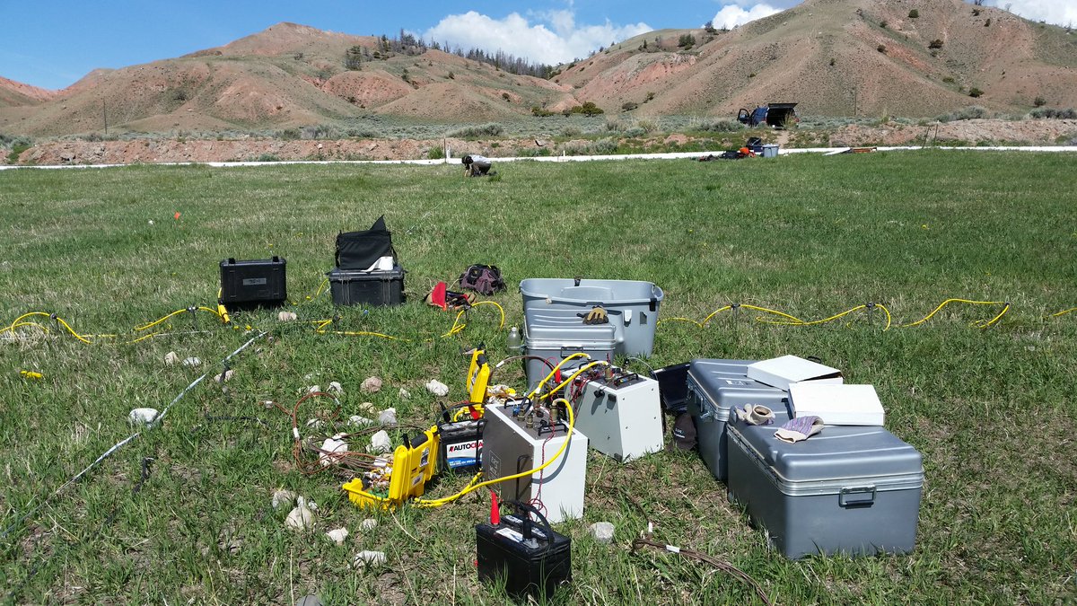 niels_c's tweet photo. #Fieldwork day 2. Setup of timelapse #ERT and #supersting line. #MUX broke. #iflifethrowsyoulemons #hydrogeophysics @Westenh0ff @DenitzaV https://t.co/oXt3ud0Qxb