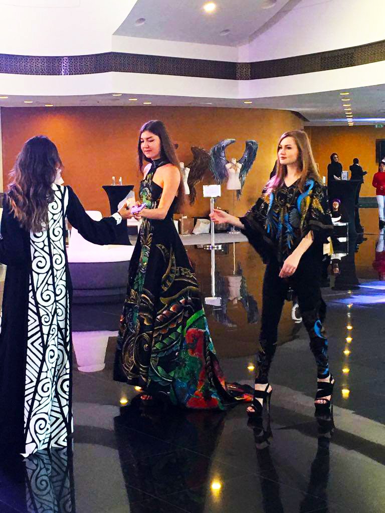 sindashi's tweet photo. Arab Fashion Week #ArteQueHacemosModa #FashionArtist #WearableArt https://t.co/Jj3BzISAFA