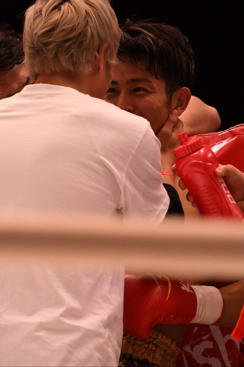 tatsuya_box's tweet photo. 武尊とキスの間合い、、、笑
いつも真剣になって一緒に戦ってくれる仲間に感謝‼︎
この距離感でめちゃ言ってくれるから、いつも、めちゃ気合いはいる。
#krush76 https://t.co/vz5DxY7jsk