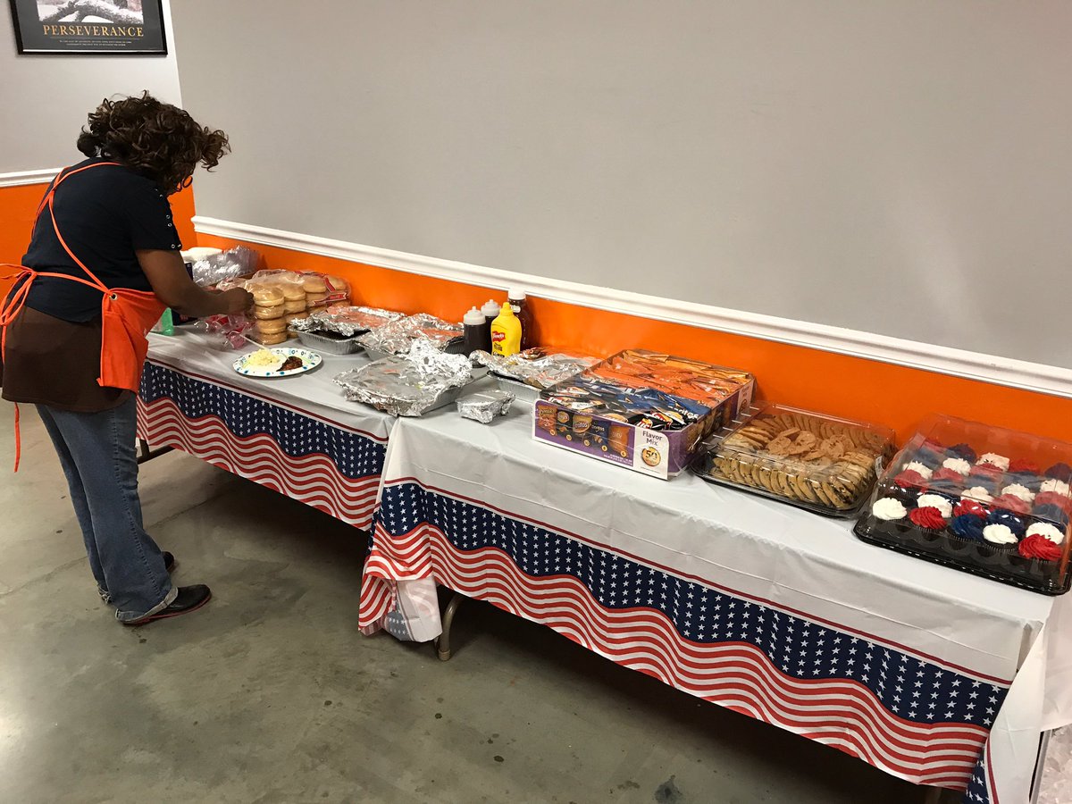 HomeDepot2773's tweet photo. Memorial day celebration 🎉🎊at 2773! Let's go Team red, white &amp; blue! Lunch is served! #MemorialDay @MarcG_2773 @SallyGansiorTHD @asm212230 https://t.co/ogbWu3o7uS