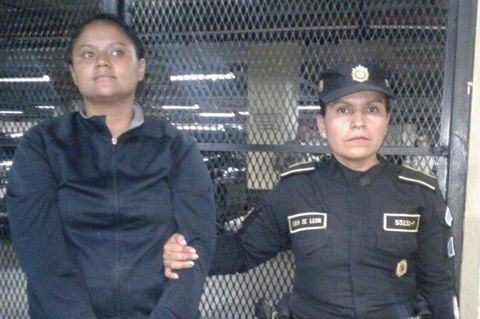 MenudaNoticiaGT's tweet photo. Wuanda Pamela Hernández García de 28 años capturada cuando recogía Q.1,000.00 de una extorsión en la 52 calle y Avenida Petapa zona 12. https://t.co/LkiBezKnhb