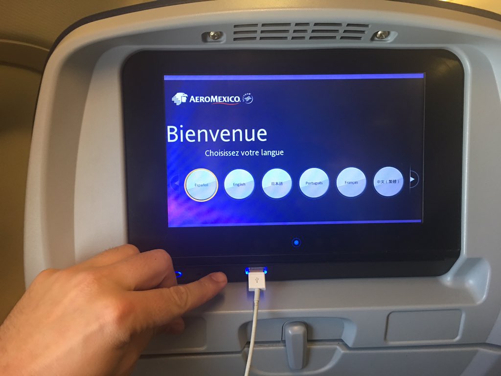 alanxelmundo's tweet photo. Amo que los aviones tenga cargador de usb! 👏🏻👏🏻👏🏻👏🏻 https://t.co/gx49QsaeId
