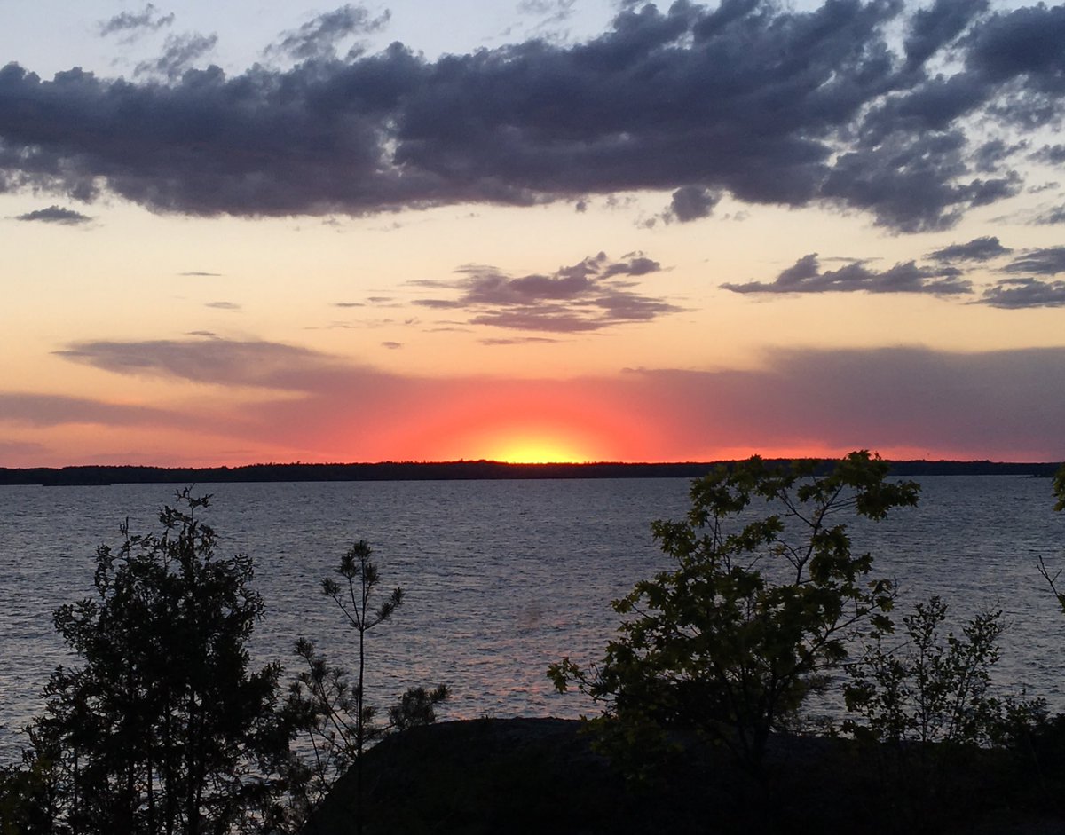 KatesKart888's tweet photo. #sunset after #thestorm. #livinglifeongeorgianbay #parrysound #visitforaday https://t.co/ERswZk8Kyb