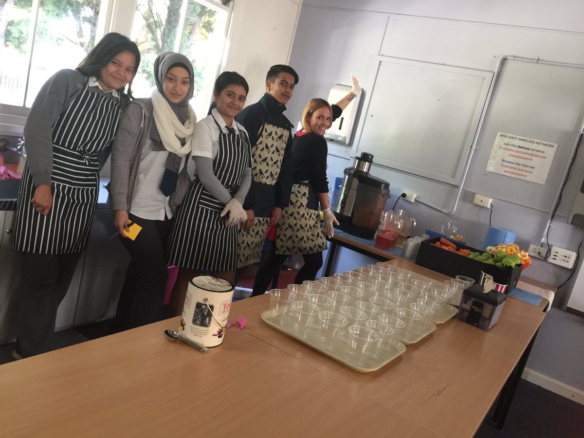 arthurphilhs's tweet photo. Great way to start the day #freshjuice #threelittlebirds #juiceprep #workstudies #studentrun #juicebar https://t.co/Few9QgwP6o