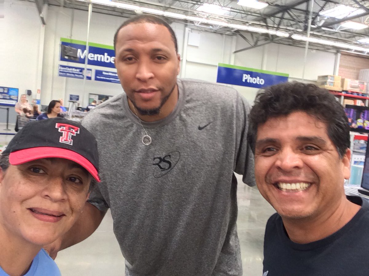 egonzales2_elly's tweet photo. Look who I found today!!! #MavericksDallas #Shawn Marion @GoMavs https://t.co/RWGuY6f7r6