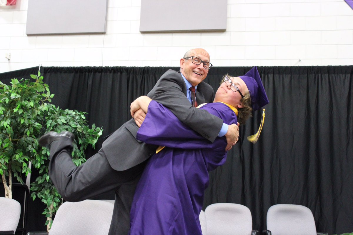 MarkFrederickse's tweet photo. Busy maintaining my professional image-Commencement 2017 https://t.co/23DXgOISPi