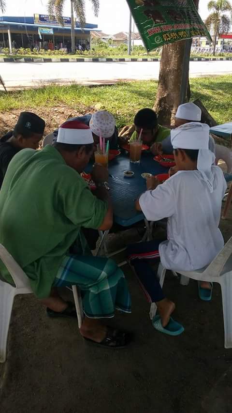 LSotong's tweet image. Anak. Anak thafiz sedang menikmati hidangan Laksa sotong.. di warung Laksa sotong abang sombong Kulim.