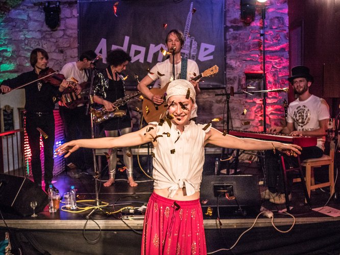 VivalaCZ's tweet photo. Užij si kompletně živou a zcela čerstvou novinku Standardní nirvána všedního dne skupinyAdambe https://t.co/Hrr1J2kc72 
#indie #alternative https://t.co/h7cDLS7mXI