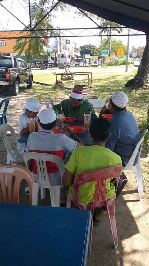LSotong's tweet image. Anak-anak thafiz sedang menikmati hidangan Laksa sotong di warung Laksa sotong abang sombong . Kulim