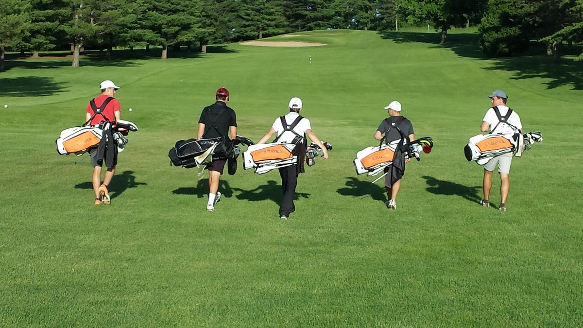 JonnyReb33's tweet photo. Good luck to my boys tomorrow at Sectionals. #Zunk #Money #lilRoof #Iceman #Machine #eveningworkatthechalet
@Wisdotgolf https://t.co/qZrmEwah7H