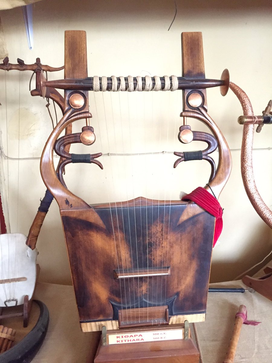 アテネの古代ギリシャ楽器店 NIKOLAOS BRASS 。古代楽器のレプリカを