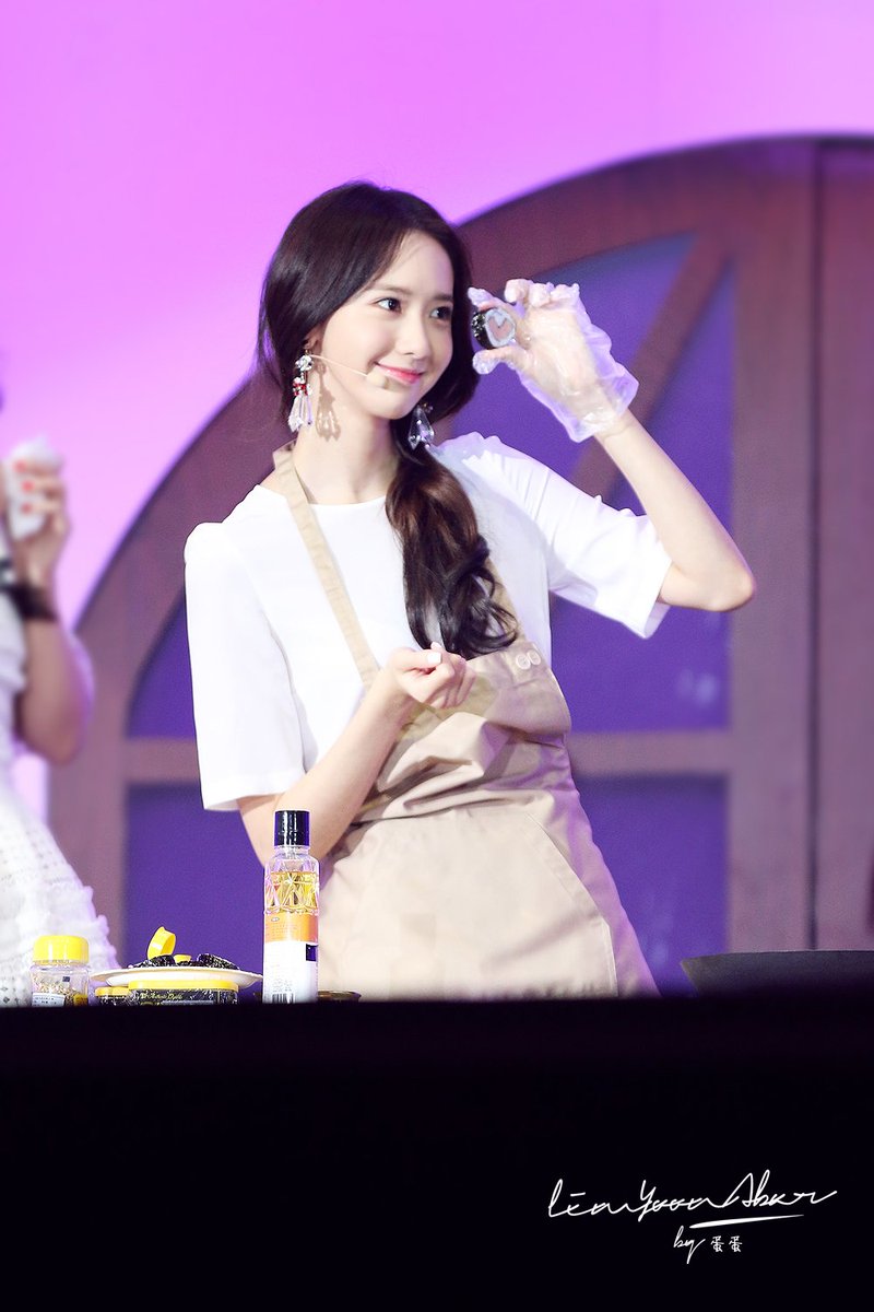 [PIC][24-06-2016]YoonA khởi hành đi Bắc Kinh - Trung Quốc để tham dự "2016 YoonA 1st Fanmeet - BLOSSOM in Beijing" vào sáng nay - Page 4 DBCxtBDUwAEYStL