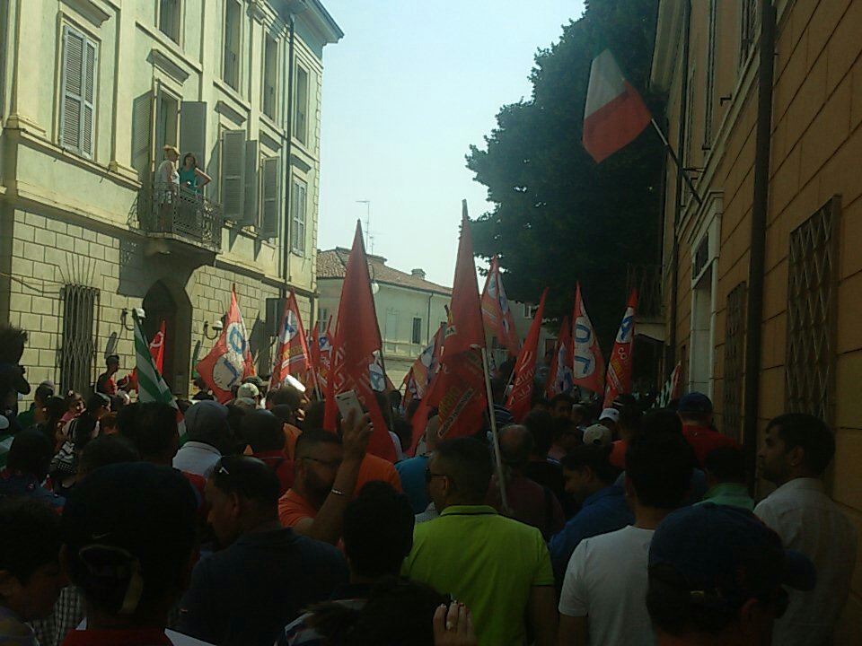 LeilaNetwork's tweet photo. La questura di #Mantova impedisce ai lavoratori di muoversi fin sotto la sede del gruppo #Saviola...ora in corteo per le vie del paese! https://t.co/R2hSGBkxyz
