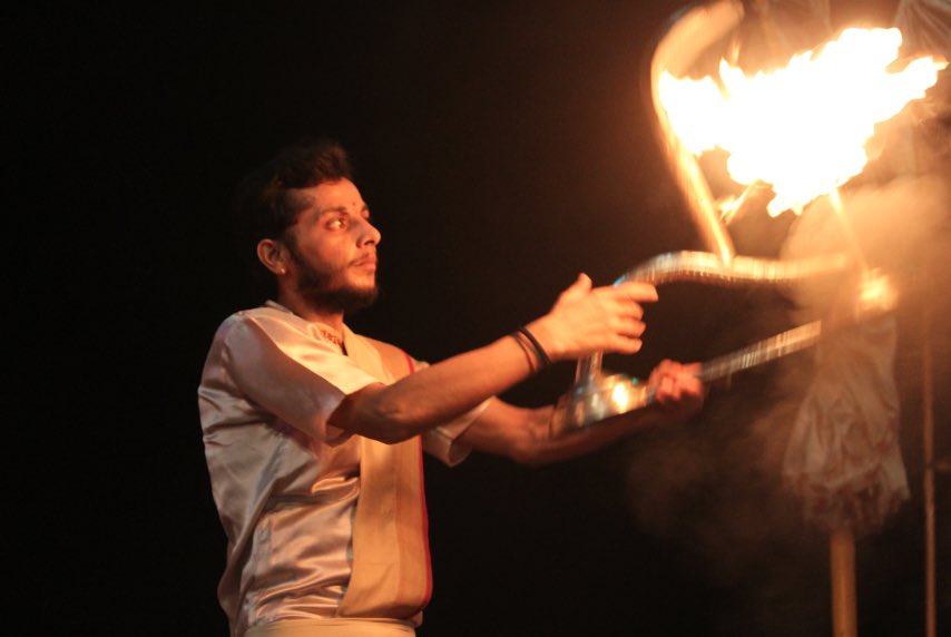 HubWanderers's tweet photo. What a great spectacle-Ganga Aarti on the ghats of Varanasi! ❤️

#Trueculture #UttarPradesh @Wranglerdenims 

Video: https://t.co/CiNVTGaDSE https://t.co/XzgRoffgfk