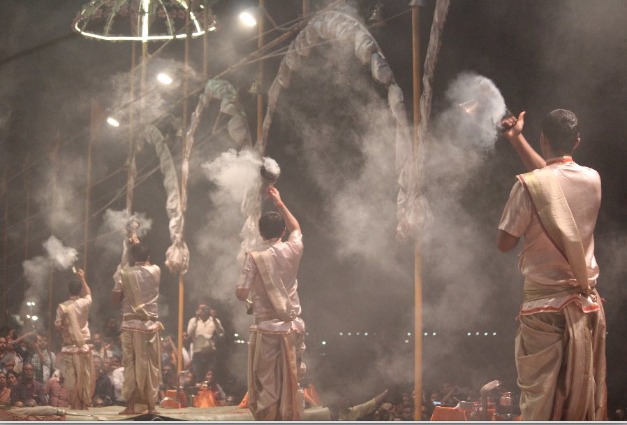 HubWanderers's tweet photo. What a great spectacle-Ganga Aarti on the ghats of Varanasi! ❤️

#Trueculture #UttarPradesh @Wranglerdenims 

Video: https://t.co/CiNVTGaDSE https://t.co/XzgRoffgfk