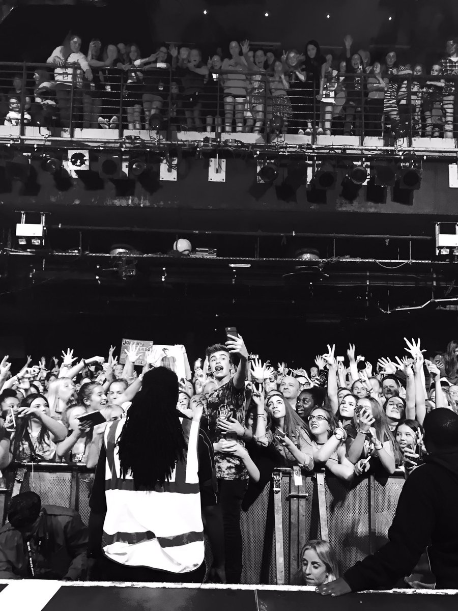 SriSilfiani's tweet photo. London amazing💯💖 @johnnyorlando @kenzieziegler @BarsAndMelody https://t.co/XQgBWUa4RM