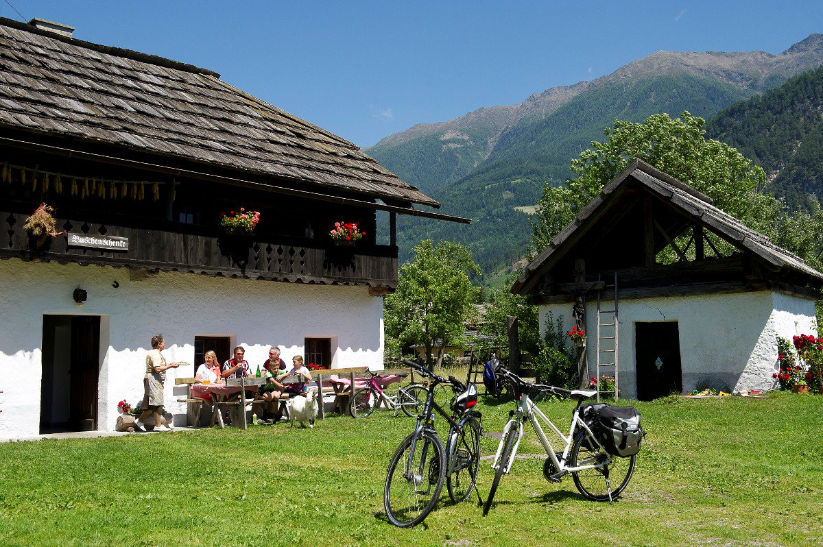 pizzo_76's tweet photo. Tre itinerari, di qualità 5 stelle, alla scoperta dell'#Austria in bici #feelaustria #bike #travel #travelblog https://t.co/sDcaCoN8We https://t.co/UTQSEdML1G