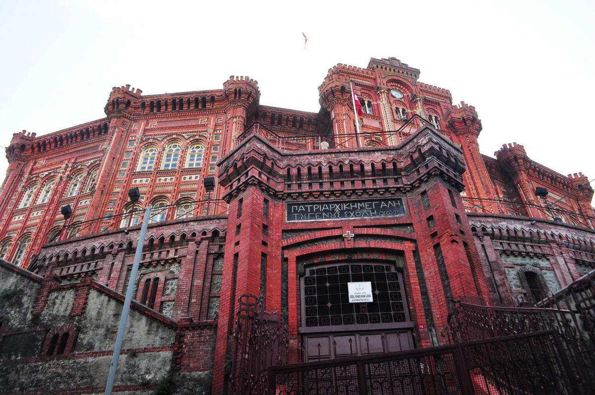 İnsana kendini ufacık hissettiren heybetli mimarisi karşısında bir süre susup sadece Kırmızı Mektep'i izliyorsunuz. facebook.com/events/1886904…