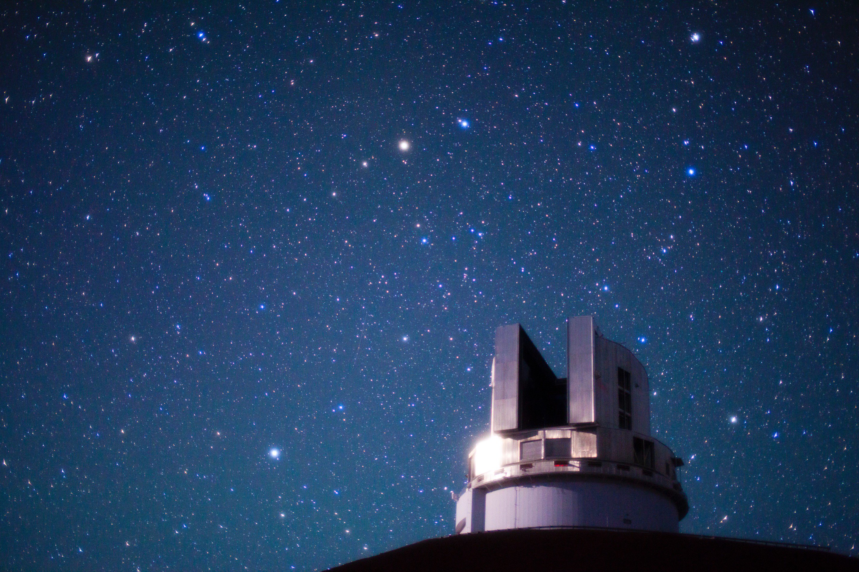 国立天文台 すばる望遠鏡 撮れたてほやほや マウナケア満天の星 月に照らされたすばる望遠鏡ドームとともに さてドームのすぐ左側にはある有名な星座が写っています 何座が写っているでしょうか 撮影 藤原英明 Suprimecam T Co Agrh8fefbz