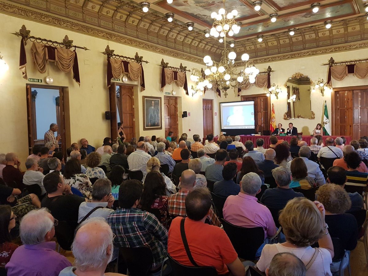 ETP_UAL's tweet photo. El antiguo Casino de Almería se quedó anoche pequeño para escuchar a Rafael Quirosa y recordar el trágico bombardeo alemán de mayo de 1937 https://t.co/0a9UBJf8Nx