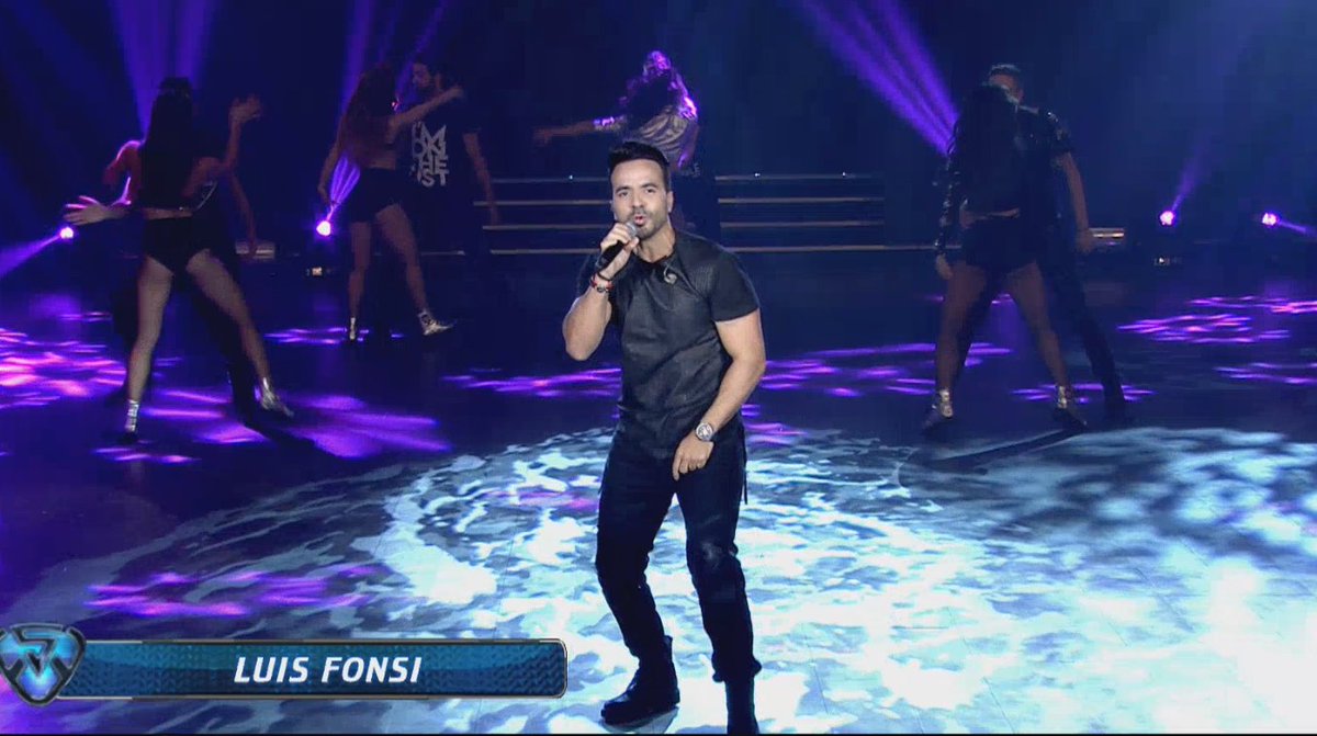 eltreceoficial's tweet photo. ¡Des-pa-ci-to! Luis Fonsi cantó su hitazo en vivo y se armó la fiesta https://t.co/B0sH2Uo4r0 #Showmatch2017 @LuisFonsi @cuervotinelli https://t.co/7s4O4PtqTn
