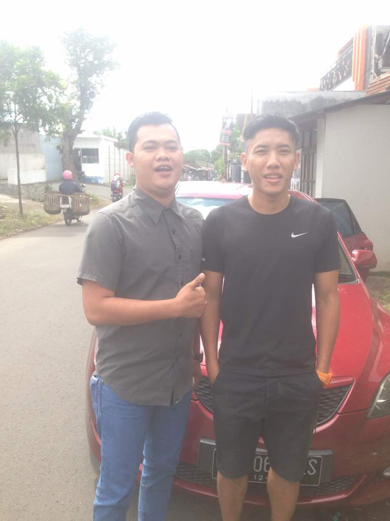 Pelukdulusinii's tweet photo. With idolaaaaa, sayange kok pas ak mangap sam wkwk nuwus pak bos @Bustomi_19 sampean jan joss 👍 #Bustomi #SepakbolaIndonesia #Liga1 #Legend https://t.co/wXlmlTv6uf