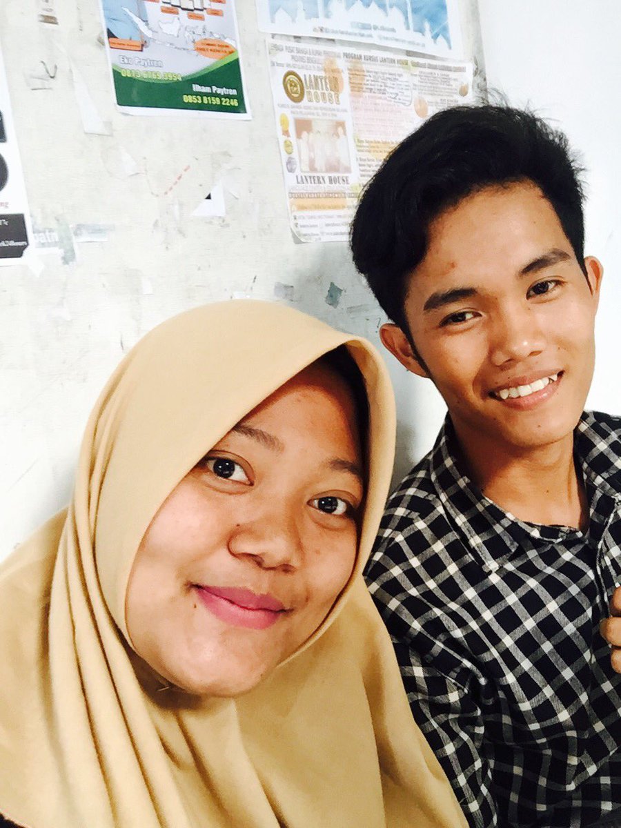 LarasRhama's tweet photo. Idak sekelas tapi kalau ketemu terus cerito ado ajo yg lucu🤣🤣 https://t.co/iiVGvgVJ7f