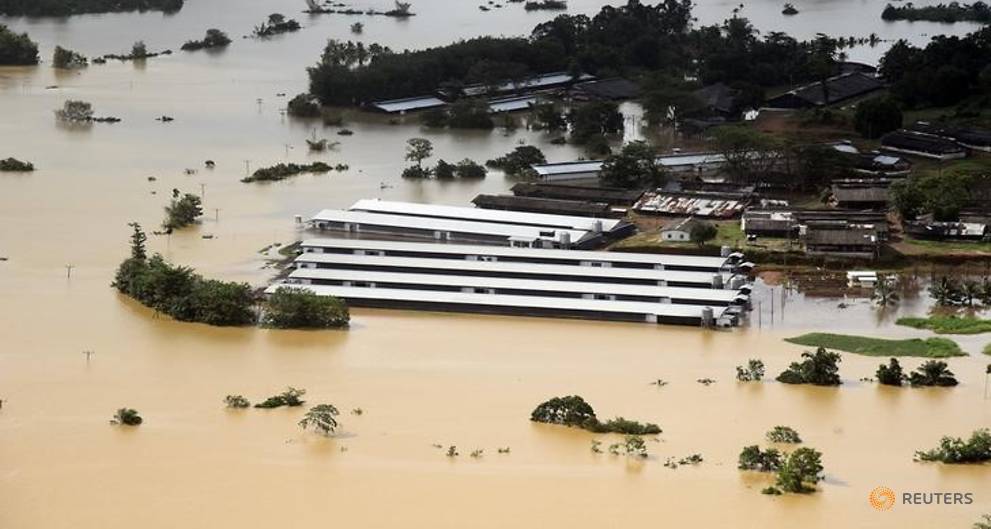 ChannelNewsAsia's tweet photo. Cyclone brings destruction to Myanmar refugee camps in Bangladesh https://t.co/0XclM167gN https://t.co/GtvYteUlz8