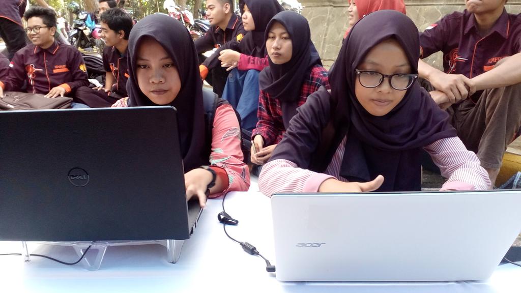 himproteunnes's tweet photo. [LIVE REPORT]
Suasana Stand Teknik Elektro Verifikasi SNMPTN Teknik Elektro UNNES 2017
Selamat datang Elektro Muda 🎉 https://t.co/zoVa38UDwM