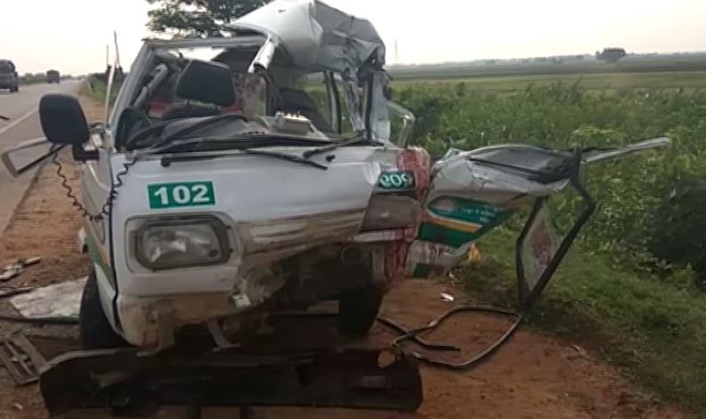 ZeeOdisha's tweet photo. #Jaleswara: 3 killed as truck hits #JananiExpress near Barunagadia on NH-60; pregnant woman rushed to SCB hosp in critical condition #Odisha https://t.co/b1kEa22GY6