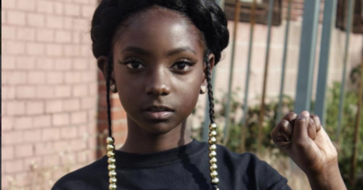 HuffPost's tweet photo. 10-year-old starts empowering clothing line after being bullied for her dark skin https://t.co/xkESU5eF6x https://t.co/YZO4L1Nq4R