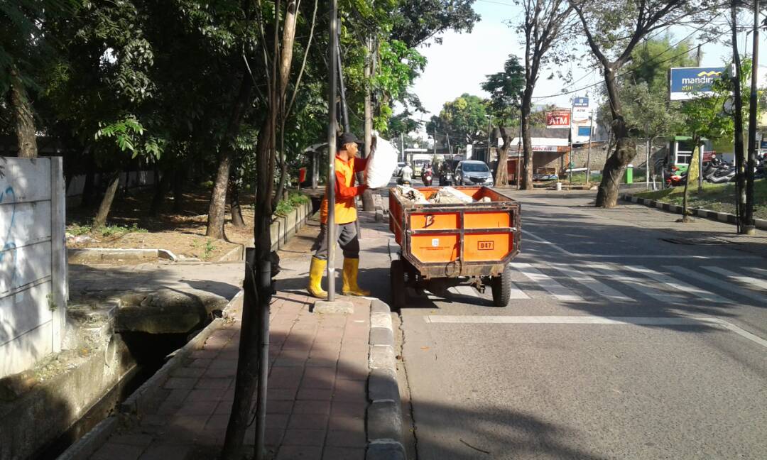 kalideresbersih's tweet photo. Tetap Konsisten Jalani Kerja
Lintas GerMor Jl.Utan Jati Kalideres
@Dinas_LHdki @IsnawaAdji @gunawan_eff8 @Rukman_Santoso 
#beraniberubah https://t.co/hOxwPXeMAi