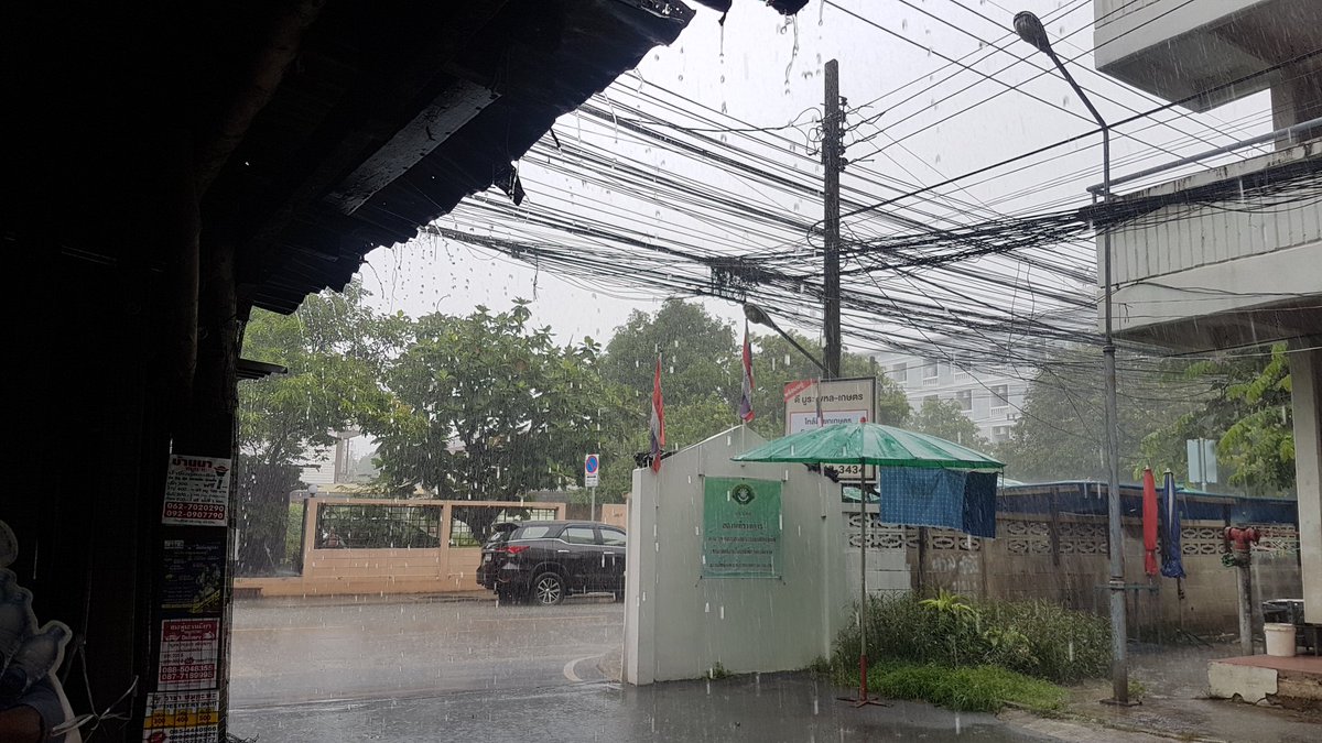 Aticha_pptv's tweet photo. 12.00 ฝนตกซ้ำอีก ระลอกใหญ่ แยกเกษตร น้ำที่ใกล้แห้ง เริ่มท่วมขังอีก #PPTVHD36 https://t.co/lwJZsxAC1U