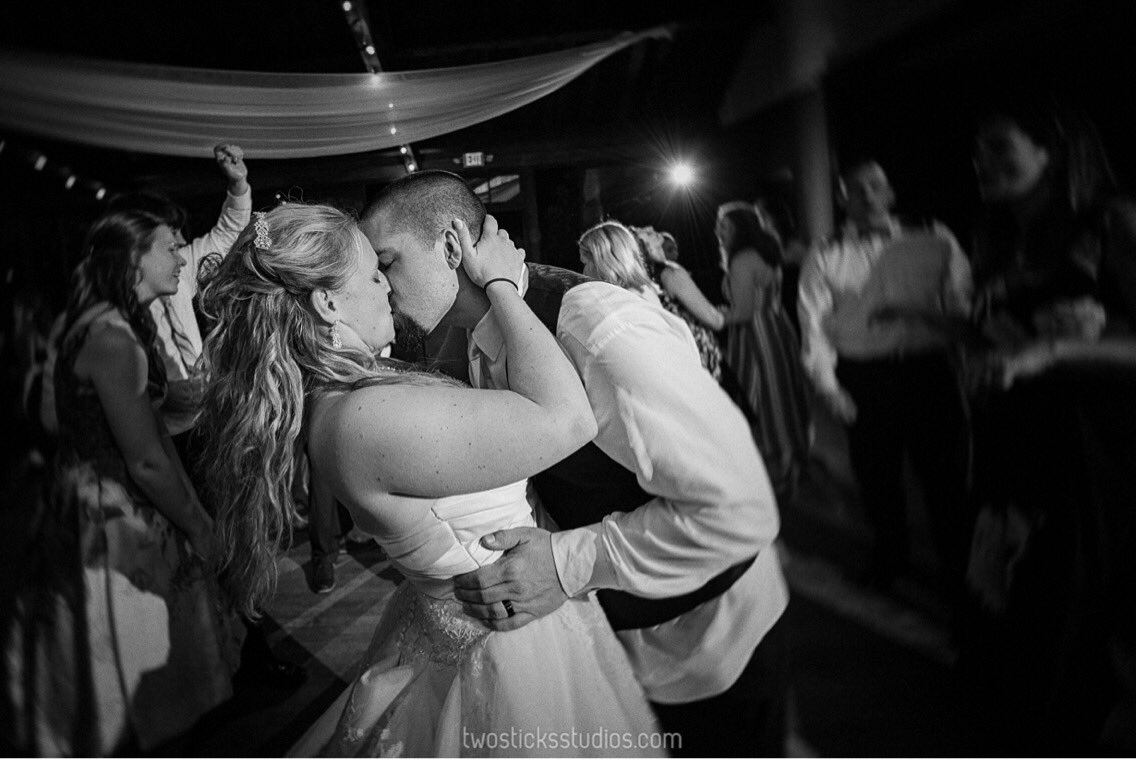 2sticks's tweet photo. This. #wedding #photography #love https://t.co/BbypQJXNjy
