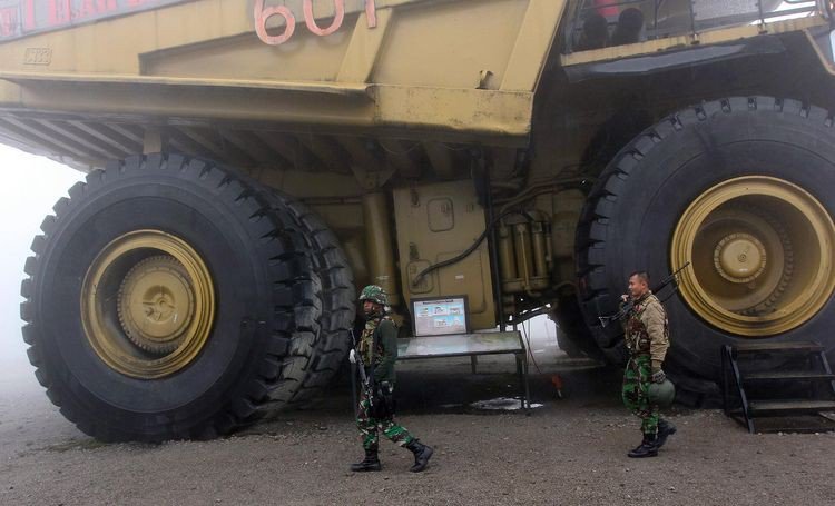 FreeWestPapua's tweet photo. 1 pic speaks 1000 words...#IndonesianMilitary are the #Mercenary guards of #Freeport's #GrasbergMine in #WestPapua, world's biggest goldmine https://t.co/dxcqfKddrW