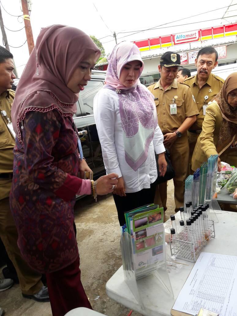 BPOM_Serang's tweet photo. Kegiatan intensifikasi pangan dibulan ramadhan berasama ka balai dan bupati kab Pandeglang di Ps. Cadasari @BPOM_RI https://t.co/uiF2WNhq67
