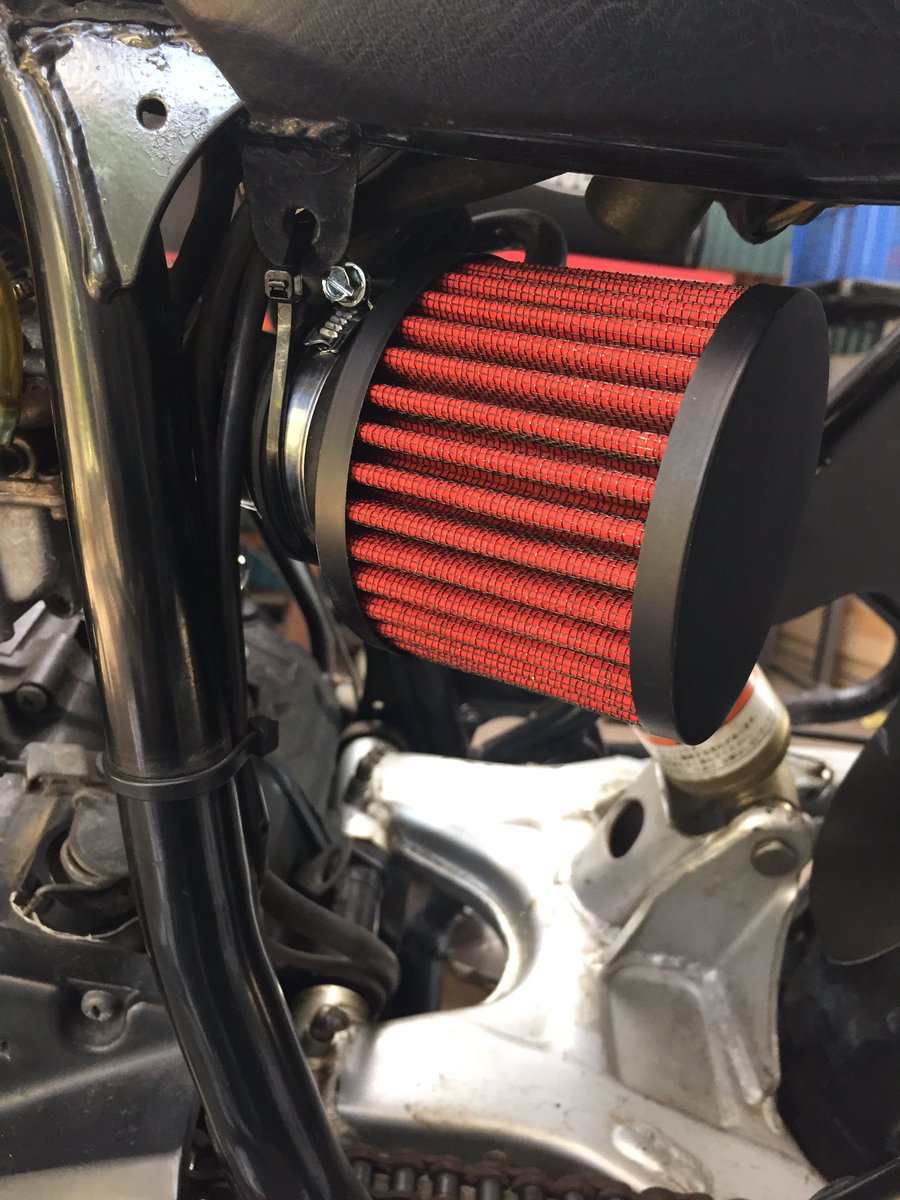 TW200J's tweet photo. 今日は真面目に弄る〜
ミラー交換
オイルフィルター交換
エアフィルター交換
テールランプ交換中〜
ステー作るのがちと面倒 https://t.co/6mB1idzBCs