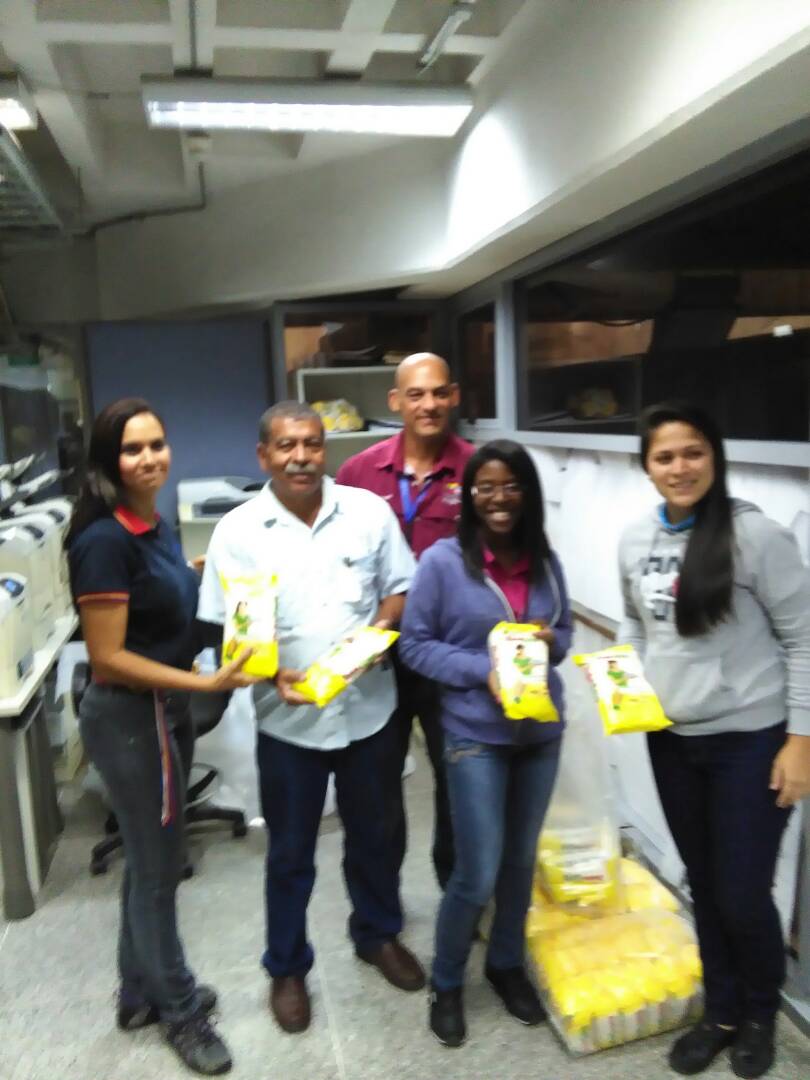 ComandoA200's tweet photo. @Alimentosilmaca @ForoCandanga @NicolasMaduro comites de alimentacion creado por trabajadores del ipasme agradecidos con la harina doña goya https://t.co/f5Ew9vBftf