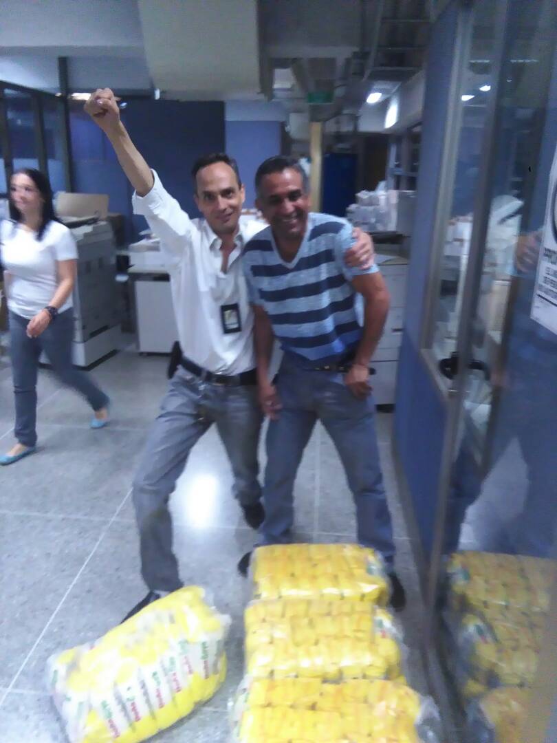 ComandoA200's tweet photo. @Alimentosilmaca @ForoCandanga @NicolasMaduro comites de alimentacion creado por trabajadores del ipasme agradecidos con la harina doña goya https://t.co/f5Ew9vBftf