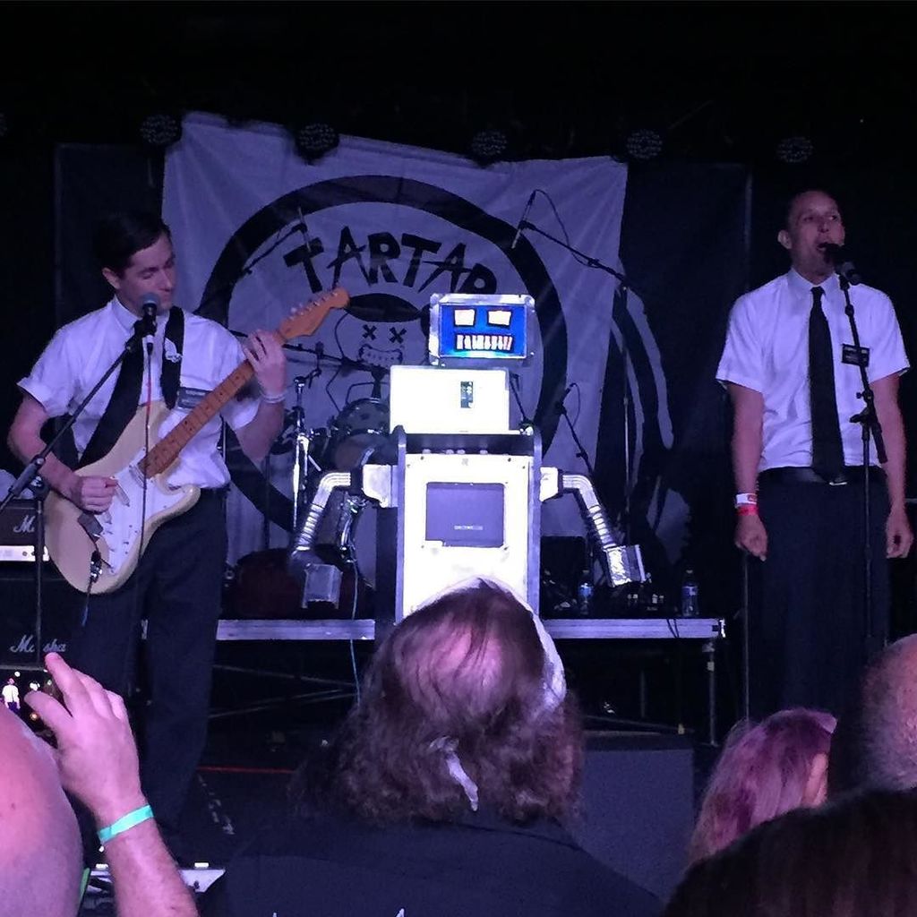 Punknews's tweet photo. Tartar Control live at the Fremont Country Club at @PunkRockBowling in Las Vegas, NV #prb17 #punkrockbowling https://t.co/4EpqMeNJhq https://t.co/PujIU8zPlp