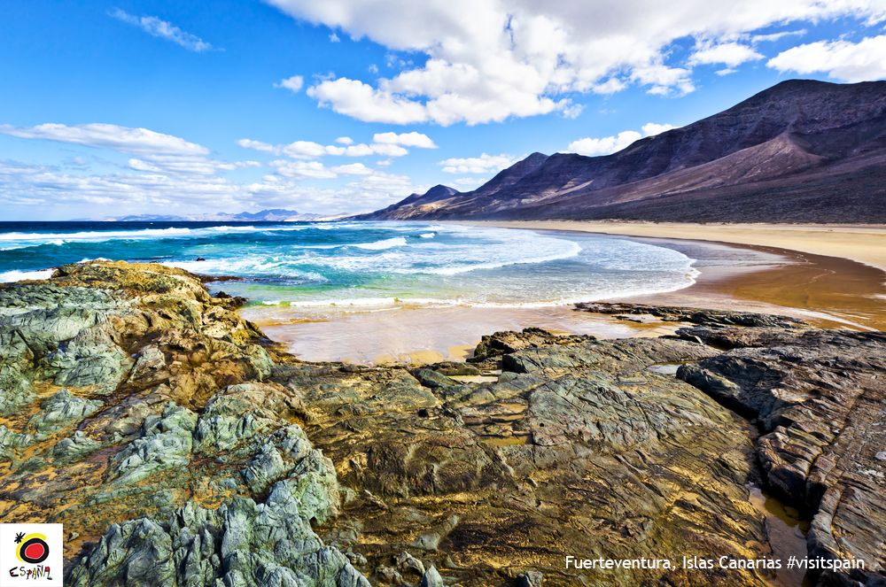 EspanaEnLatam's tweet photo. #CanaryIslands celebrate their day today. Best time to be on their fabulous #beaches! #VisitSpain @CanaryIslandsEN https://t.co/dEHMTkIcIj