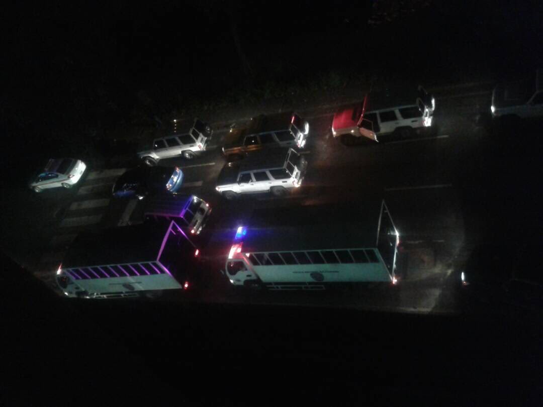 TeLoCuentoNews's tweet photo. Imágenes que llegando 2:05 AM hora de #Caracas #PNB #GN #SEBIN llegan a #BellMonte a quitar barricadas, vecinos con #Cacerolas https://t.co/Br629FS4qA
