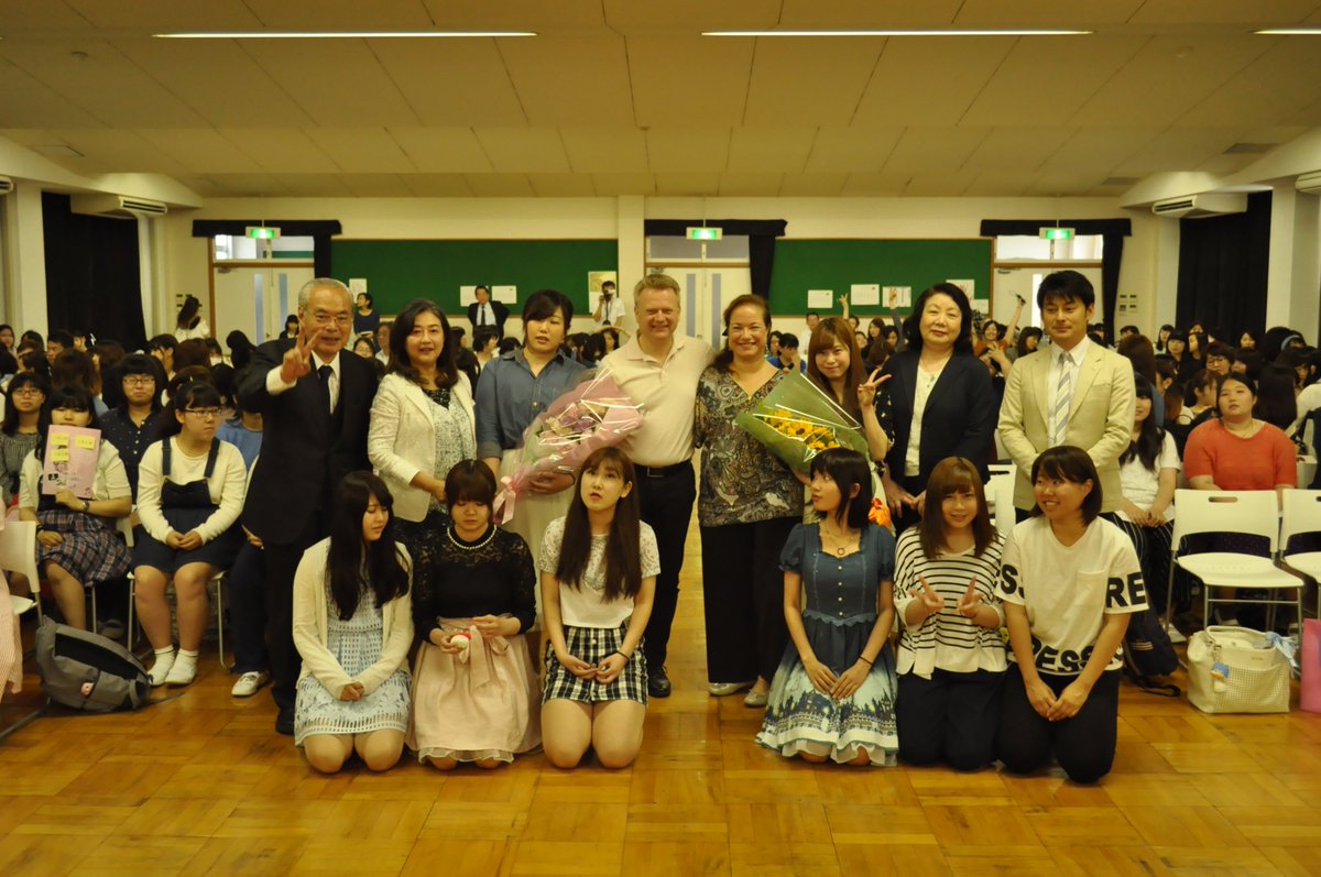 ট ইট র 鶴川女子短期大学 鶴川女子短期大学は年に数回音楽コンサートの催しをおこなっています 今回はスウェーデン出身のゴスペル歌手レーナ マリアさんをお招きした福音コンサートが開催されました レーナさんの澄んだあたたかい歌声と素敵なメッセージに