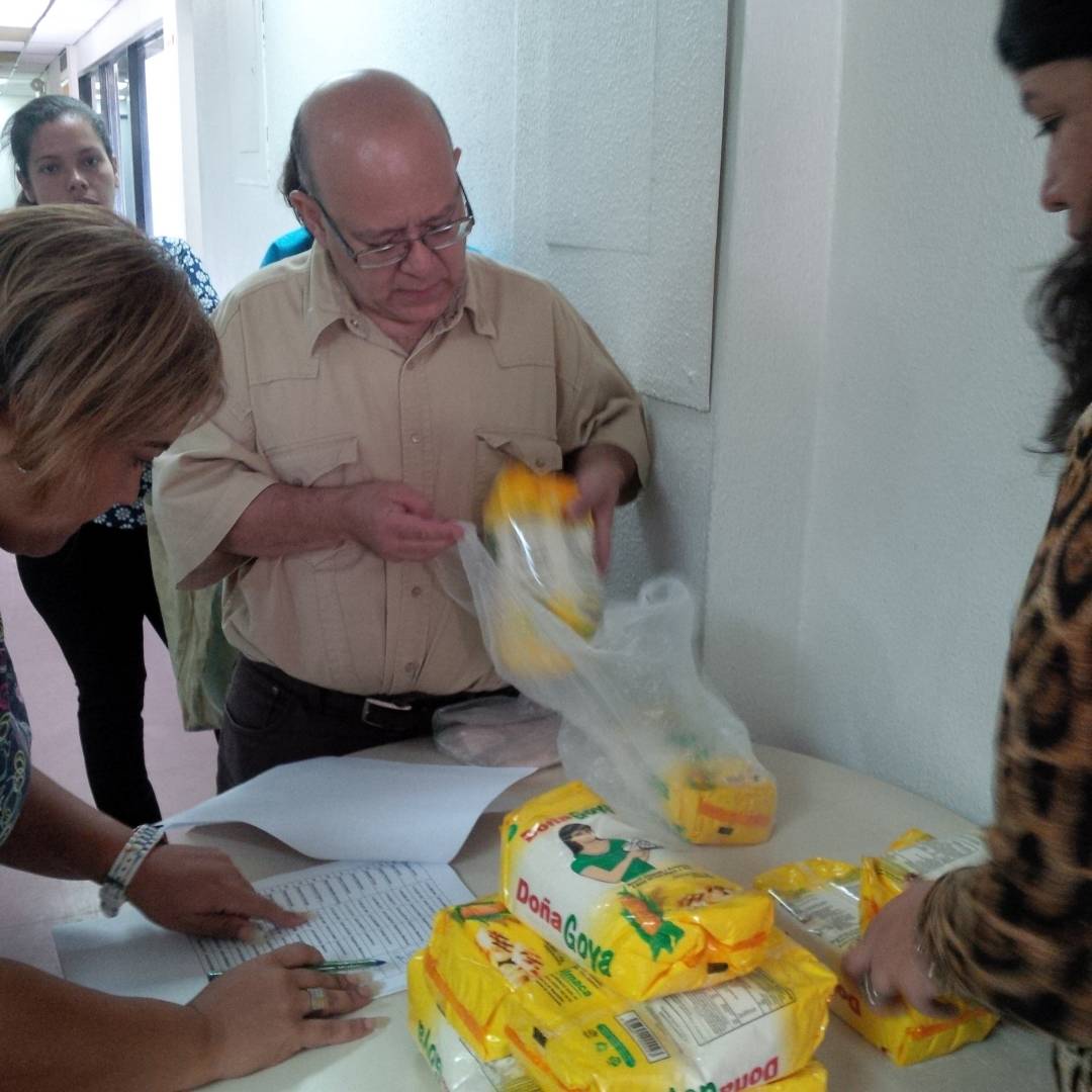 ComandoA200's tweet photo. @Alimentosilmaca @RamonLoboPSUV @NicolasMaduro jornada harina doña goya para el personal medico ipasme #ConstituyenteParaLaPaz CHAVEZ VIVE https://t.co/TtxJpErlT0