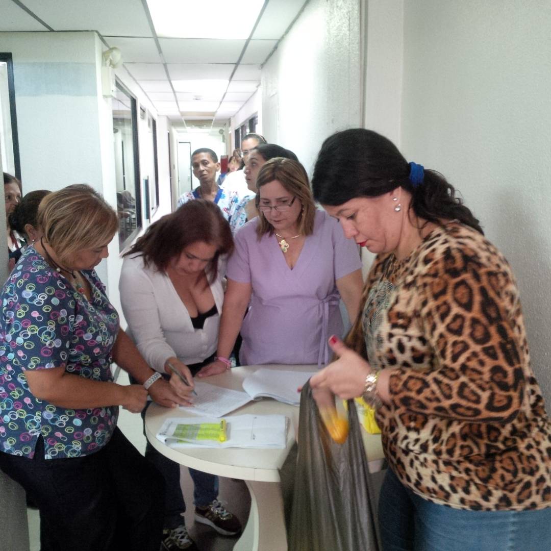 ComandoA200's tweet photo. @Alimentosilmaca @RamonLoboPSUV @NicolasMaduro jornada harina doña goya para el personal medico ipasme #ConstituyenteParaLaPaz CHAVEZ VIVE https://t.co/TtxJpErlT0