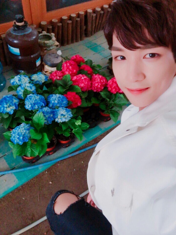 2able_wontop's tweet photo. #남성여고 학생분들 반겨줘서 고마웠어요.^^ 이제 전주로 갑니다! #전주오거리문화광장 8시 잊지 않으셨죠? 좀 있다 봐요 #투에이블 #2able #주원탁 #원탁이_꽃이_피었습니다 https://t.co/JAXBnwASPI