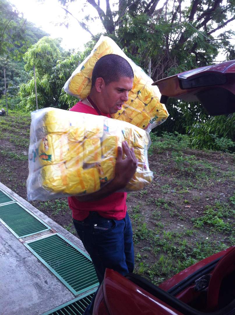 ComandoA200's tweet photo. @Alimentosilmaca @NicolasMaduro  @RamonLoboPSUV comando 200 organizado por trabajadores del ipasme y DOÑA GOYA  juntos batallando la guerra https://t.co/iUjJe1zWDL