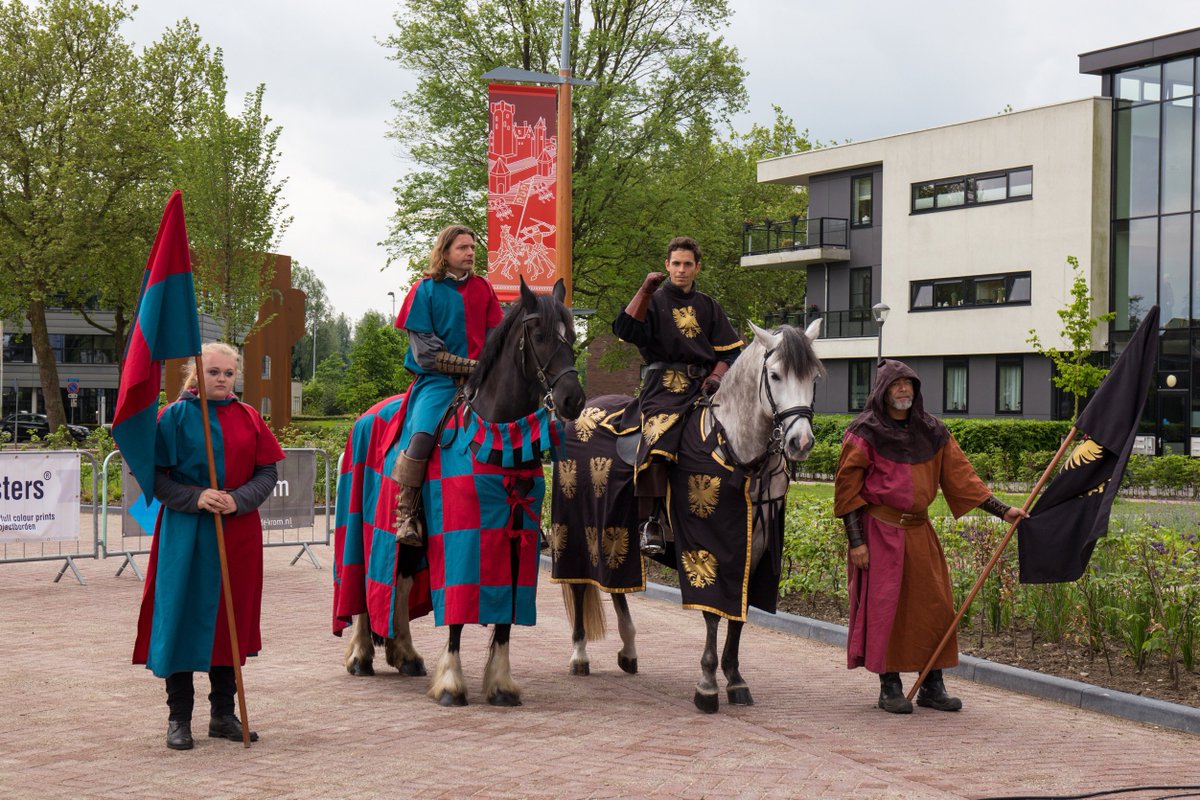 Moerdijkse_stem's tweet photo. Bekijk onze pagina uit de Moerdijkse Bode van deze week op: https://t.co/5baLv9vIoC met een #fotovdweek van de opening van de Kasteeltuin. https://t.co/m0wzI7LDI0