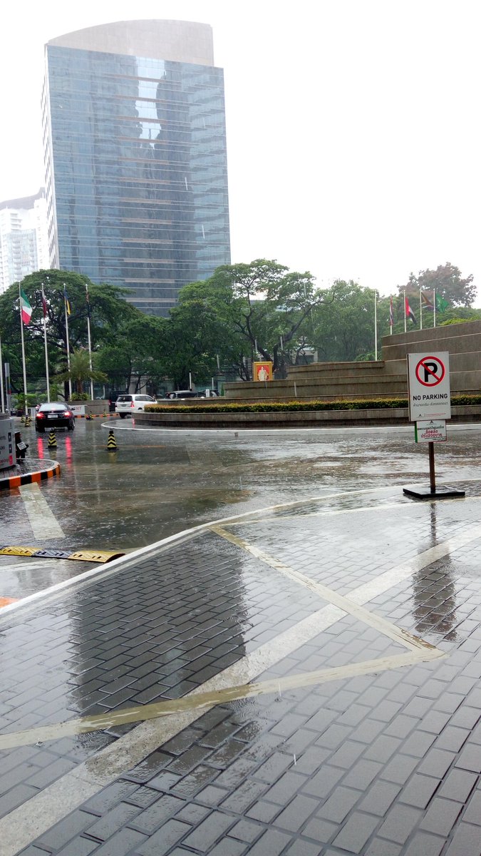 nuipea's tweet image. สุขุมวิท ฝนตก ปรอยๆแล้วครับ