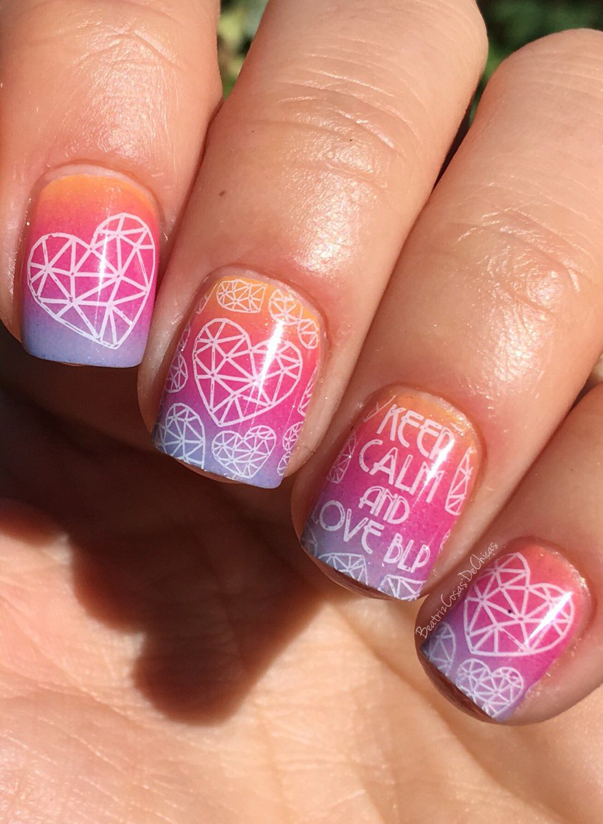Beatrix4Nails's tweet photo. ♥️ Manicura en degradado y con un Stamping en Blanco con la placa placa B.00 arcoiris y unicornios…RAINBOWS AND UNICORNS de @BlovesPlates ♥️ https://t.co/lIETUXKDlq